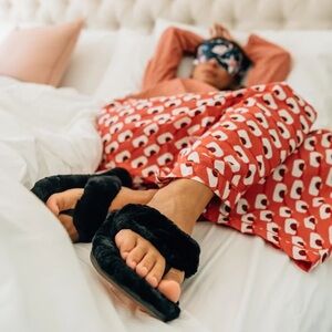 NWT OluKai Black Women's Slipper Sandals